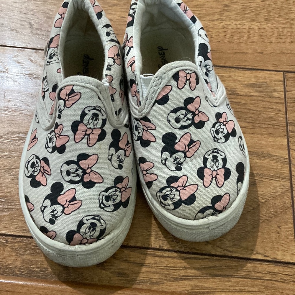 Minnie Mouse slip ons